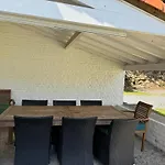 Maison Avec Piscine Dans Un Environnement Idyllique *